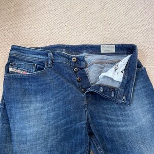 Waykee Men’s Straight Jeans in Washed Blue